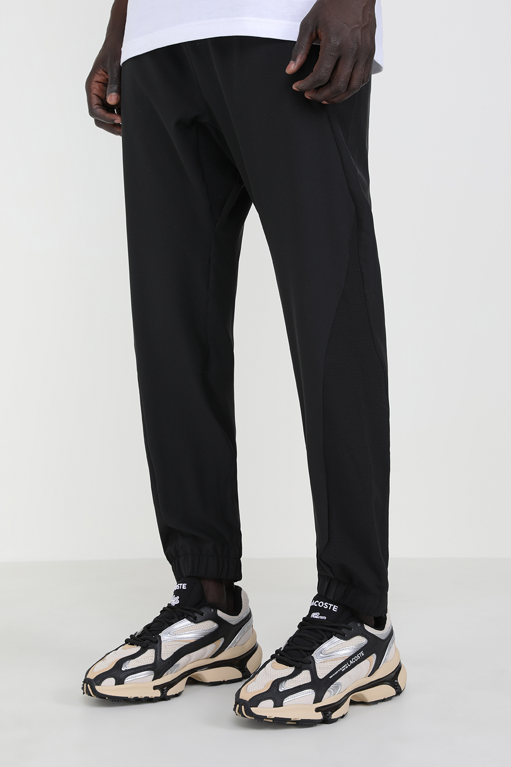 תמונת כל הלוק של נעלי סניקרס ברכיסה נמוכה